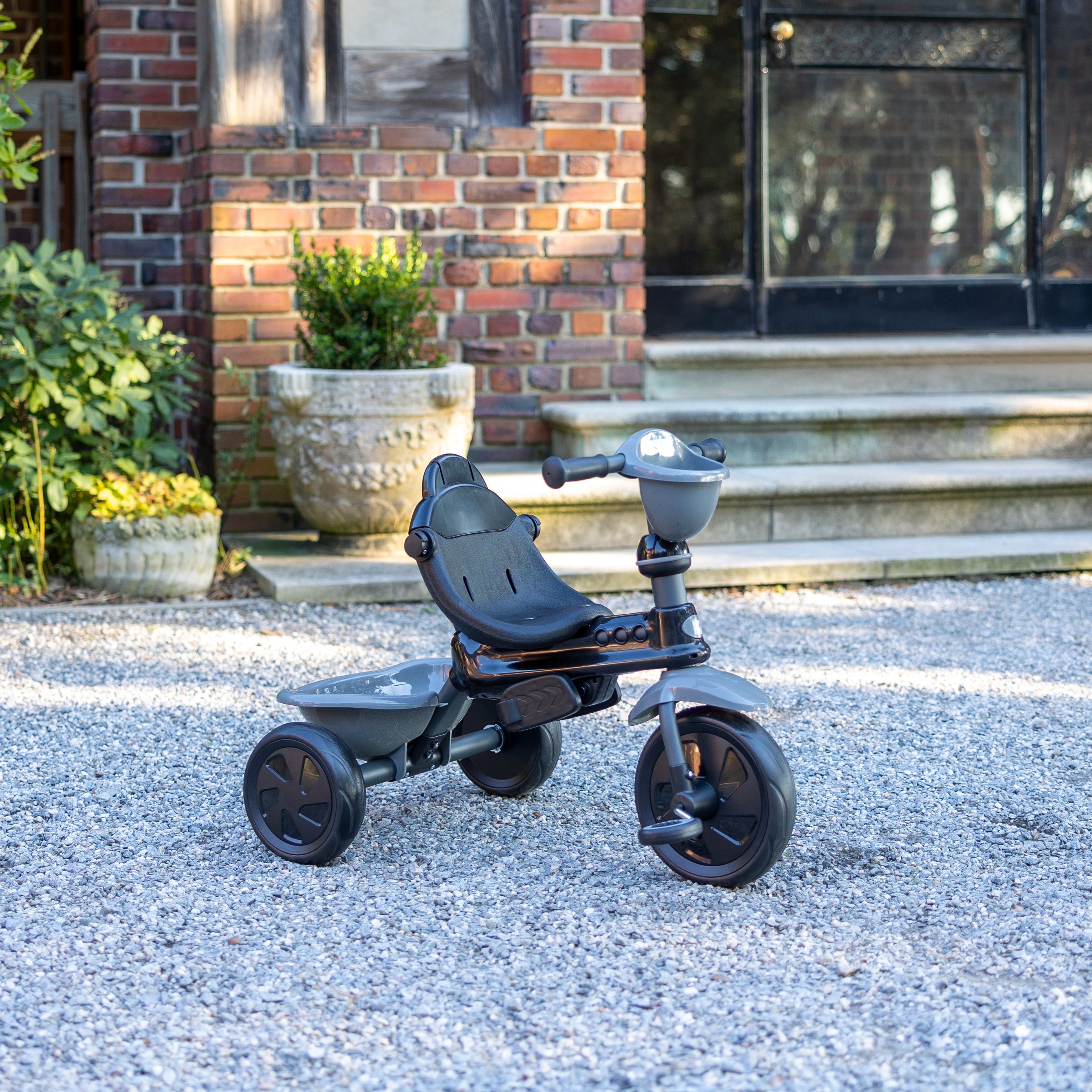 The KETTLER Happy Navigator 4-in-1 Trike grows with your little one from 10 to 72 months, transforming from parent-controlled ride on to kids’ tricycle. Unique removable and adjustable features make sure your little one has a trike for every stage of their development.